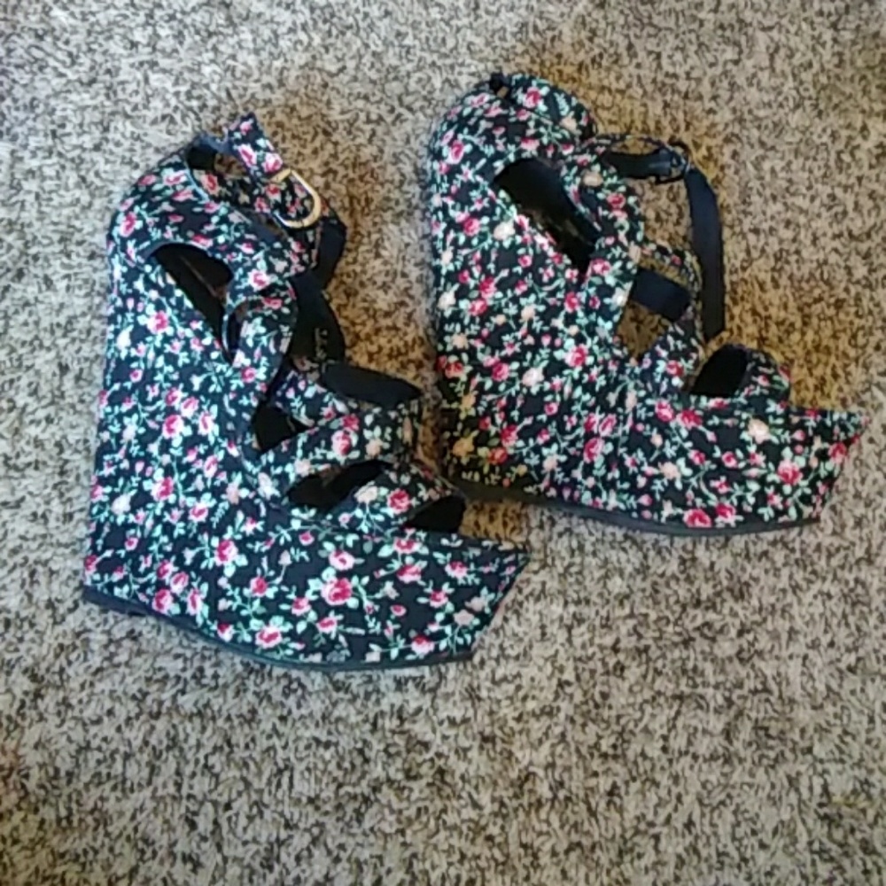 Woman's 6" Wedges Size 8